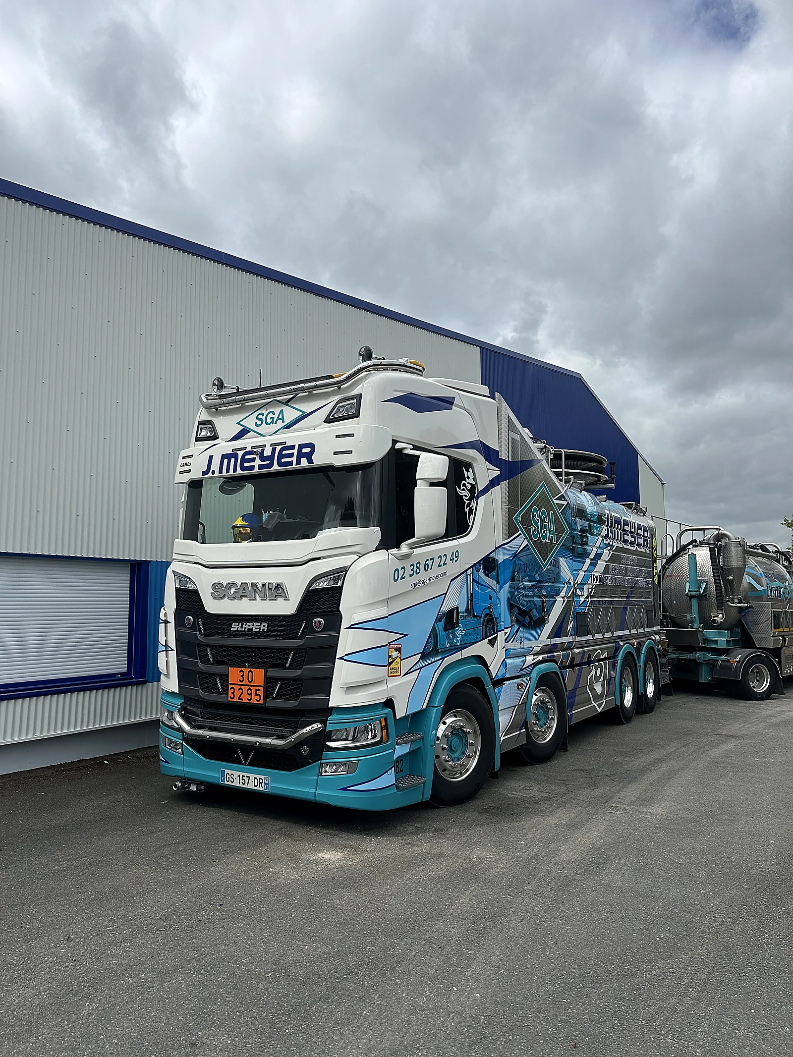 Camion SGA J.Meyer Scania devant le siège