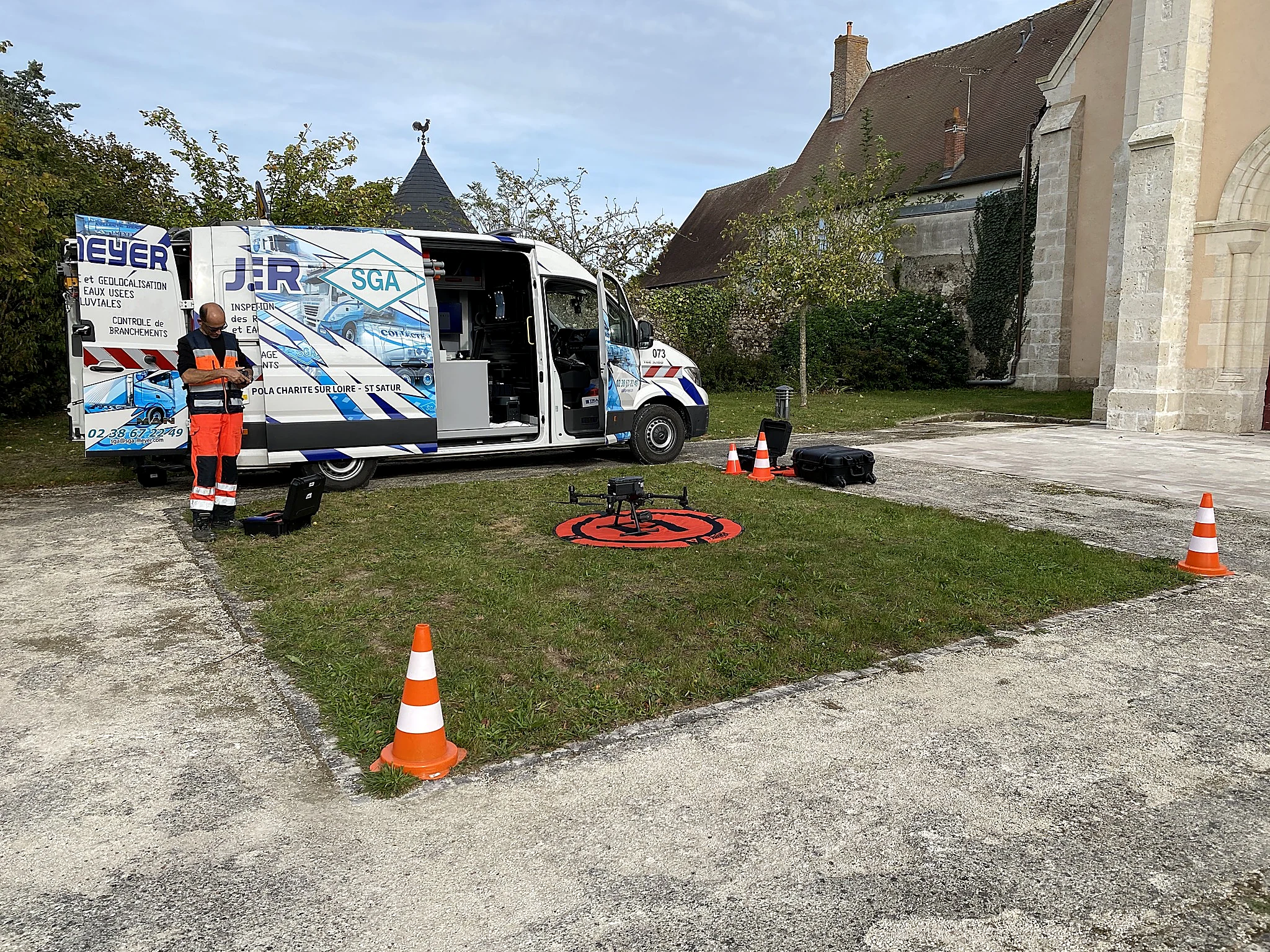 Technicien SGA J.Meyer préparant un drone d'inspection à Gien