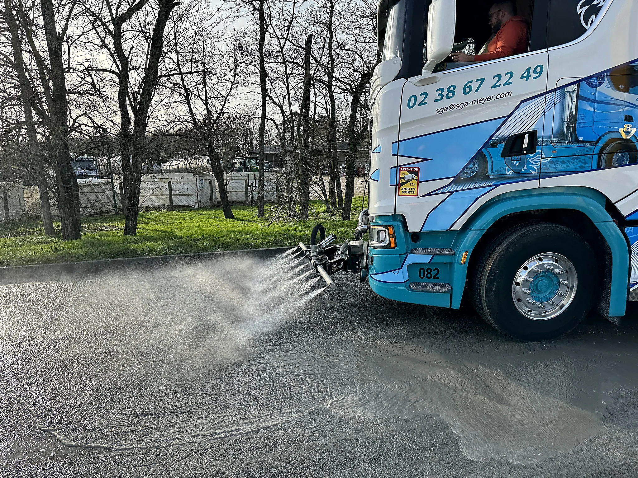 Camion SGA J.Meyer en intervention de nettoyage industriel de voiries à Gien