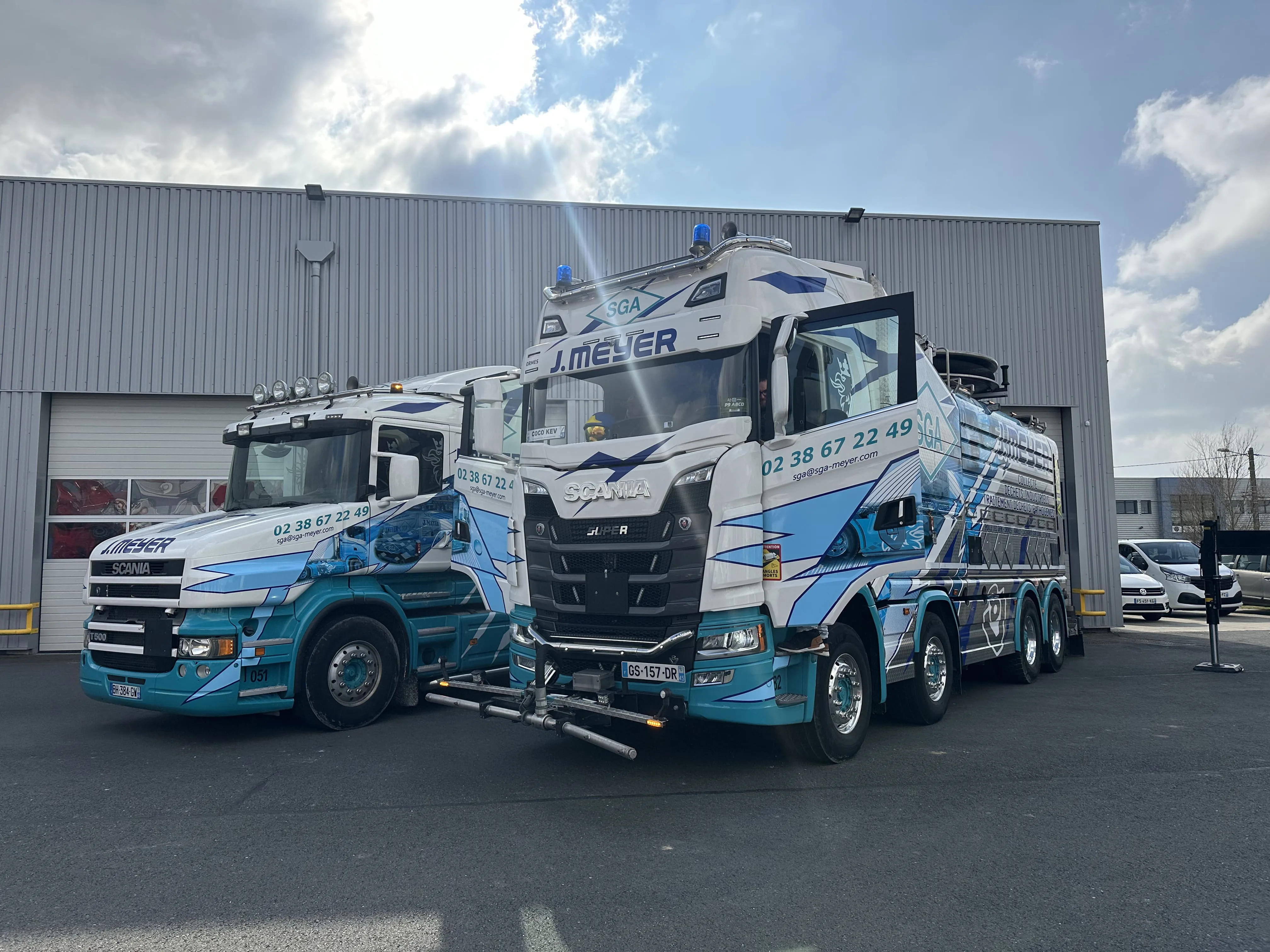 Camions SGA J.Meyer devant le siège de Poilly-lez-Gien