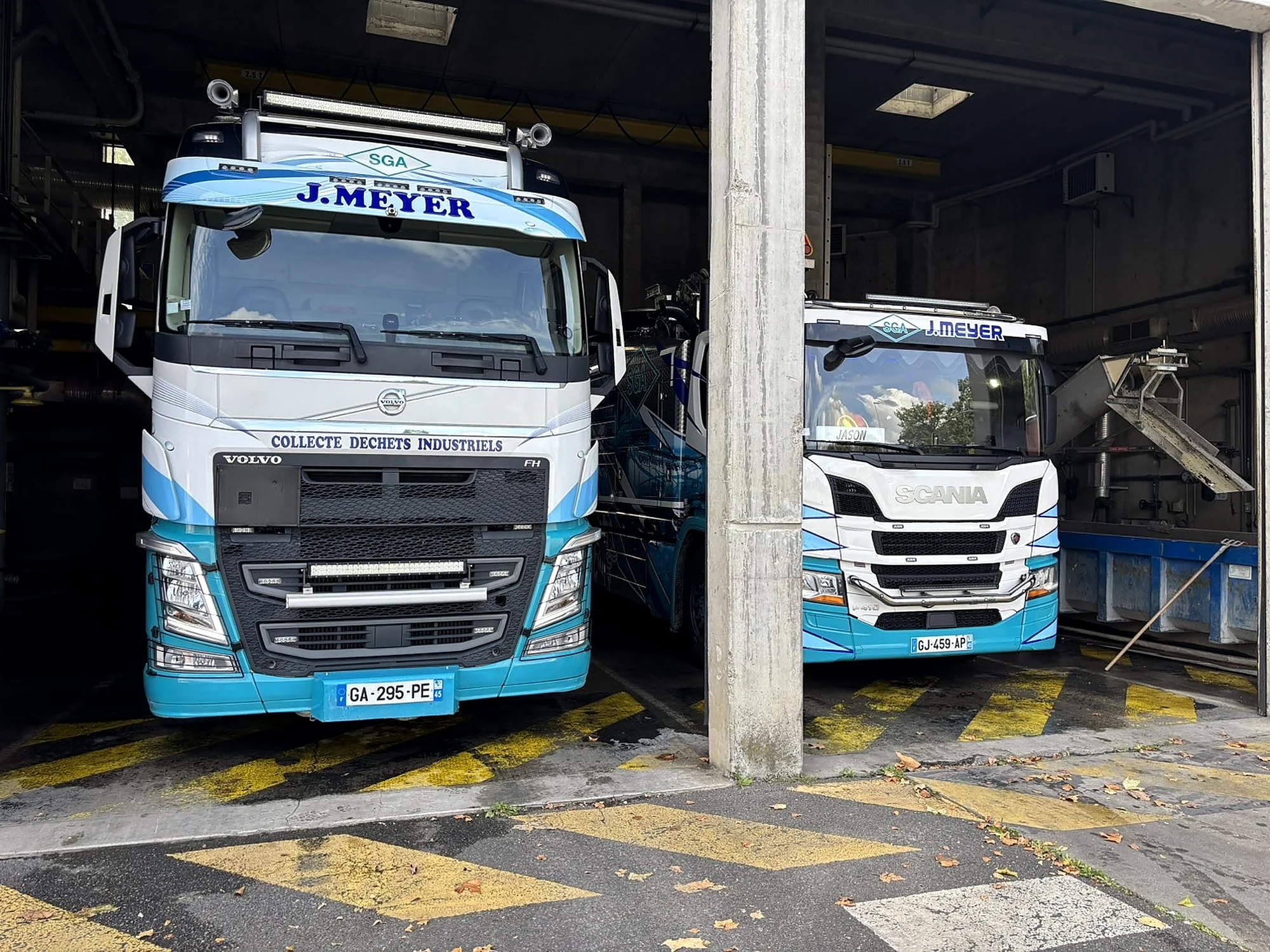 Camions SGA J.Meyer en garage