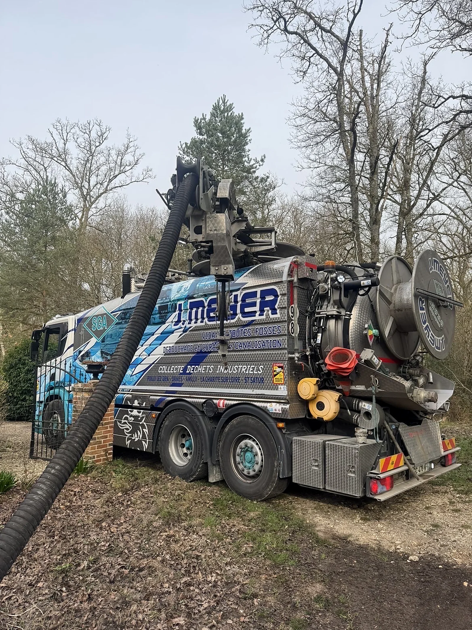 Camion hydrocureur SGA J.Meyer, bras et bobine déployés